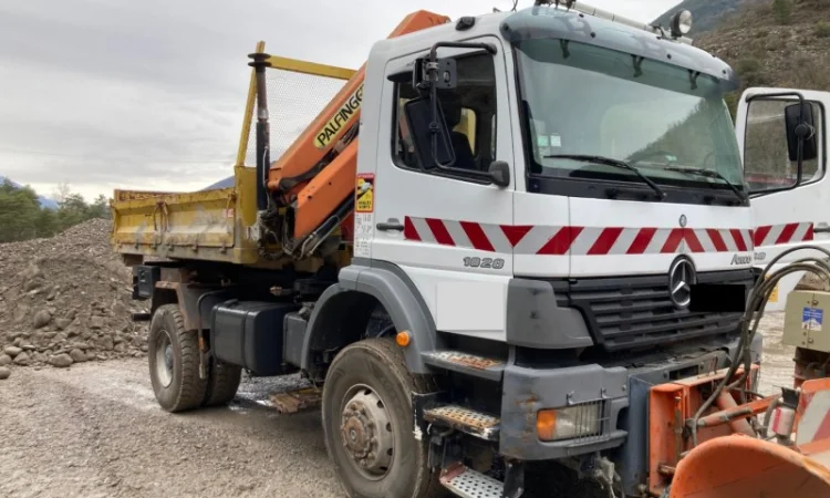 Самосвал кран Mercedes ATEGO 1828 amp + передній сніговідвал 19т. 4х4 - фото № 1
