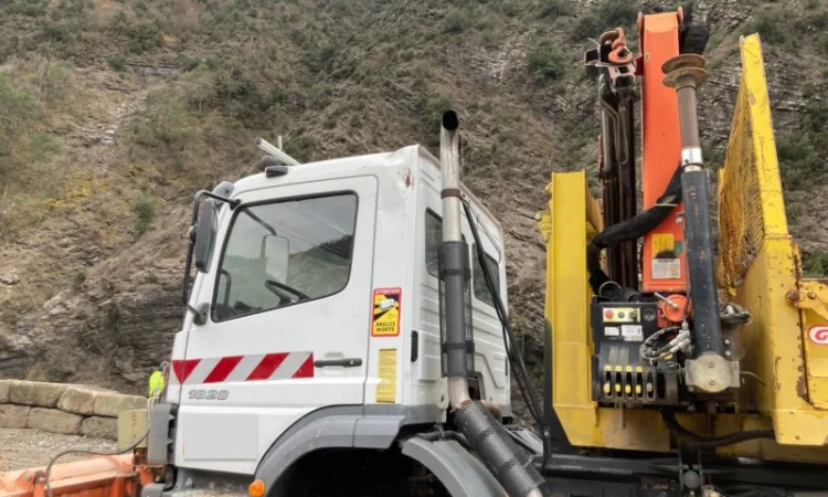 Самосвал кран Mercedes ATEGO 1828 amp + передній сніговідвал 19т. 4х4 - фото № 2