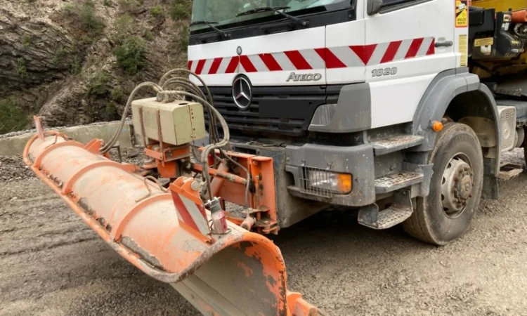Самосвал кран Mercedes ATEGO 1828 amp + передній сніговідвал 19т. 4х4 - фото № 4
