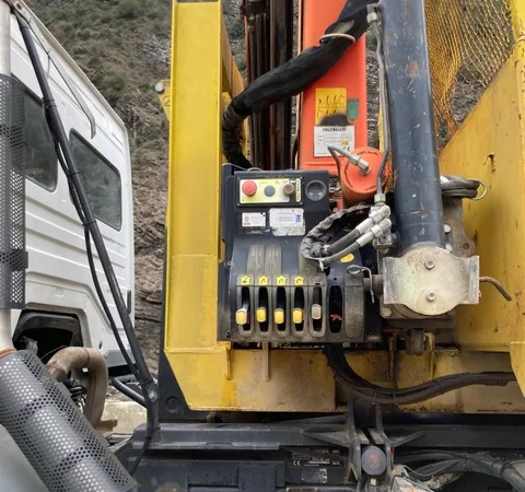 Самосвал кран Mercedes ATEGO 1828 amp + передній сніговідвал 19т. 4х4 - фото № 6