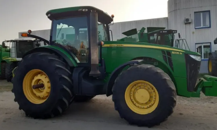 Трактор John Deere 8335R - фото № 18