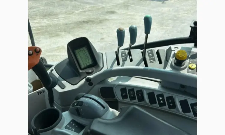 New Holland T7060 трактор колісний - фото № 4