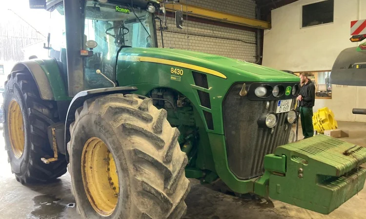 Трактор John Deere 8430 Рік випуску 20010 Трансмісія Powеrshift - фото № 1