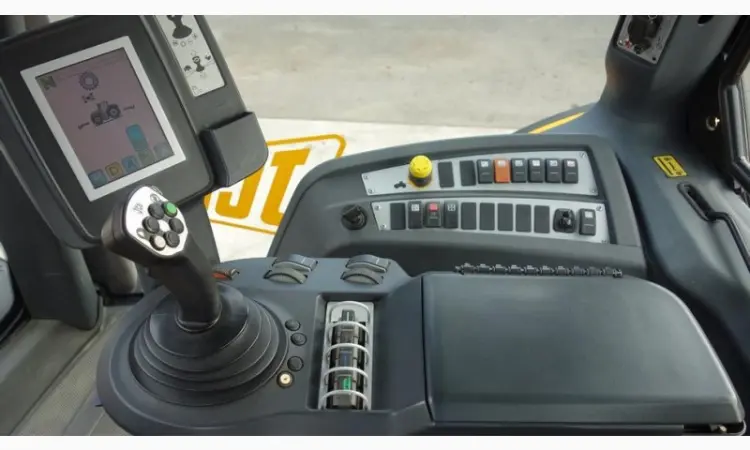 Трактор JCB Fastrac 7230 P-TRONIC - фото № 6