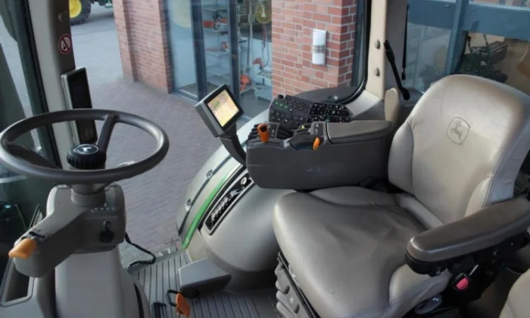 Трактор John Deere 8260R - фото № 6