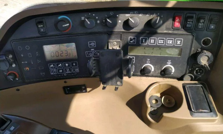 Трактор колісний John Deere 8220 - фото № 6