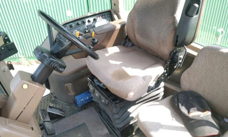 Трактор колісний John Deere 8220 - фото № 7