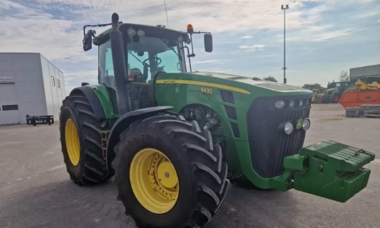 Трактор John Deere 8430 (2007) - фото № 1