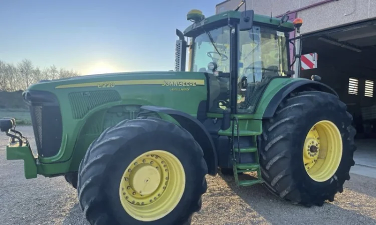 Трактор John Deere 8220 (2005) - фото № 1