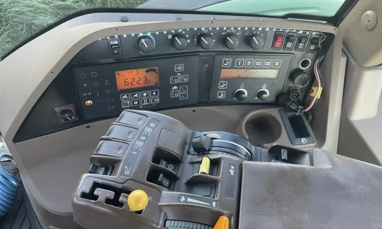 Трактор John Deere 8220 (2005) - фото № 7