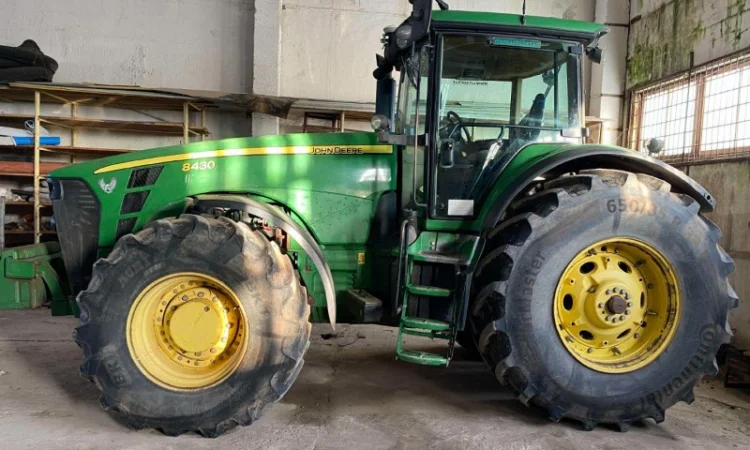 Трактор John Deere 8430 (2009) - фото № 19