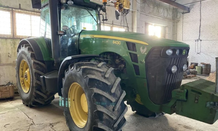 Трактор John Deere 8430 (2009) - фото № 16
