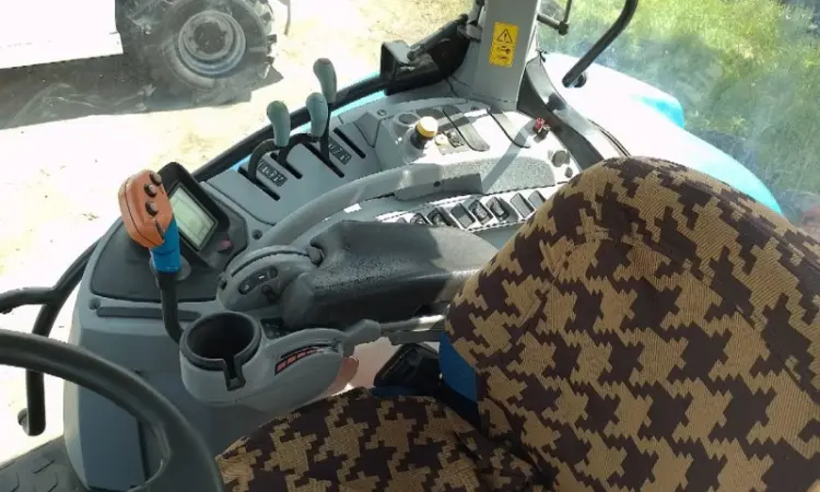Трактор New Holland Т7060 - фото № 7