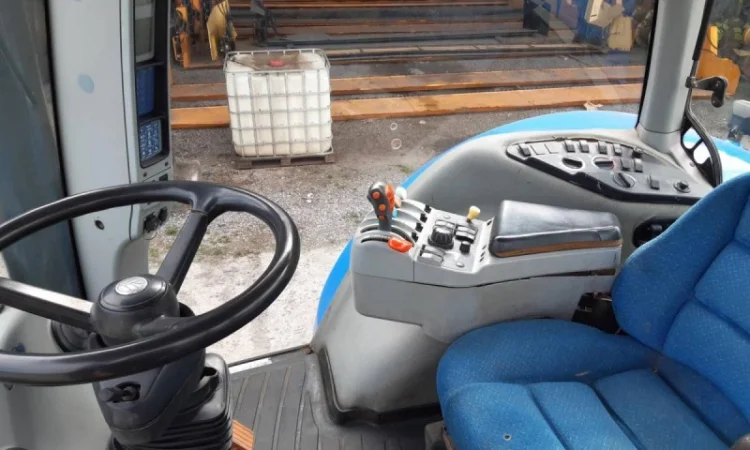 Трактор New Holland T8030 - фото № 5