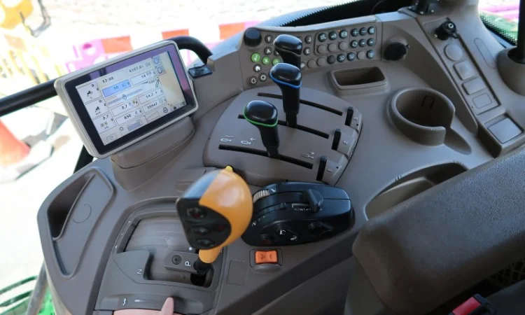 John Deere 6130R - фото № 11