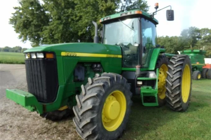 5039 м.ч. трактор из США - John Deere 8200 (180-200 л.с.) - фото № 1