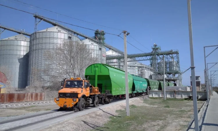 Продам Unimog (Унимог)1650 - локомобиль (мотовоз, маневровый тягач) - фото № 2