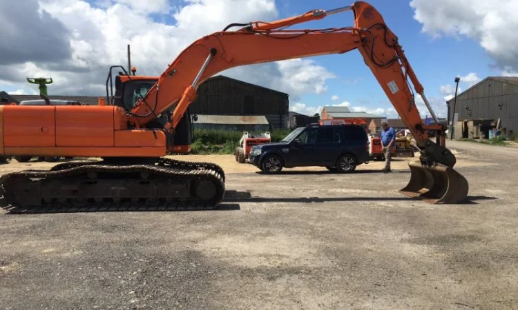 Гусеничный экскаватор Doosan DX 225 LC-3 2011 года - фото № 1