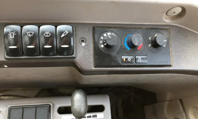 Мини-экскаватор Volvo EC55C 2013 года - фото № 6