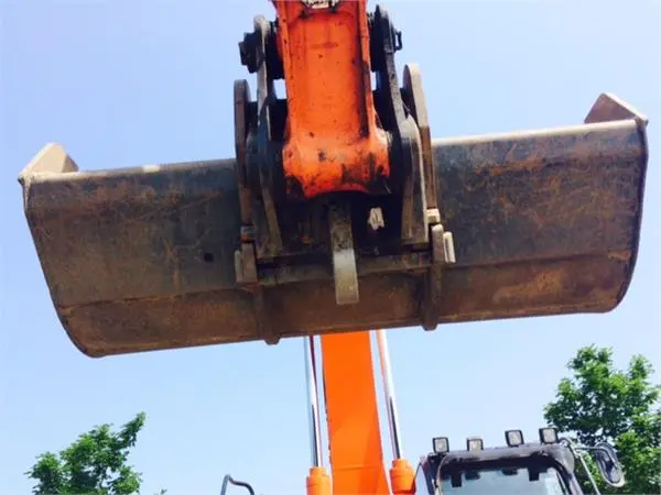 Гусеничный экскаватор Hitachi ZX210LC - фото № 8