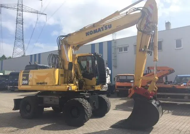 Колесный экскаватор Komatsu PW200 - фото № 1