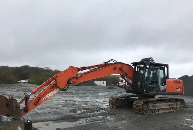 Гусеничный экскаватор Hitachi ZX210 LC-3. В наличии и под заказ - фото № 2