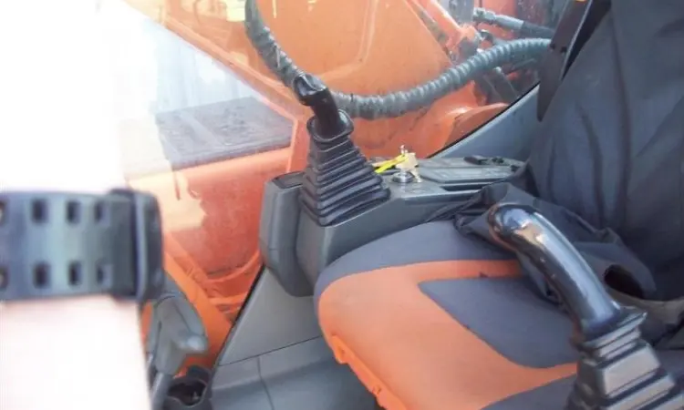 Гусеничный экскаватор DOOSAN DX225LC 2011 года - фото № 6