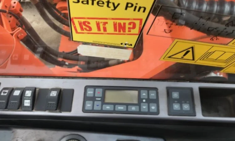 Гусеничный экскаватор Doosan DX 225 LC. Строительная техника б/у - фото № 10