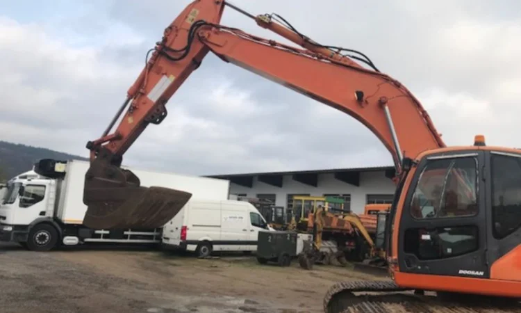 Гусеничный экскаватор Doosan DX 225 LC. Строительная техника б/у - фото № 3