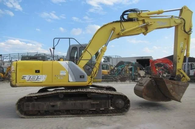 Гусеничный экскаватор New Holland E 195 - фото № 1