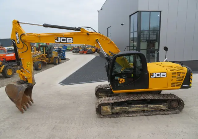 Гусеничный экскаватор JCB JS 200 SC - фото № 1
