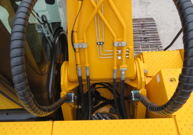 Гусеничный экскаватор JCB JS 200 SC - фото № 12