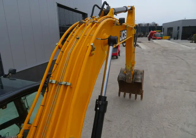 Гусеничный экскаватор JCB JS 200 SC - фото № 2