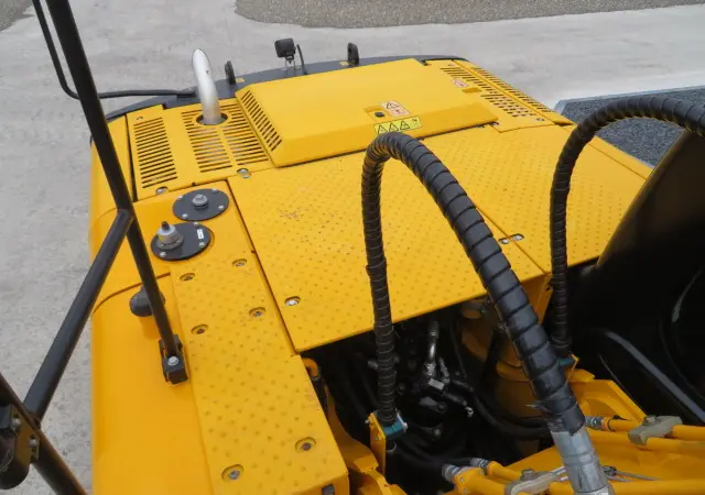 Гусеничный экскаватор JCB JS 200 SC - фото № 11