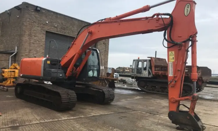 Гусеничный экскаватор Hitachi ZX 210 LC-3 2011 года - фото № 1