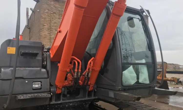 Гусеничный экскаватор Hitachi ZX 210 LC-3 2011 года - фото № 4