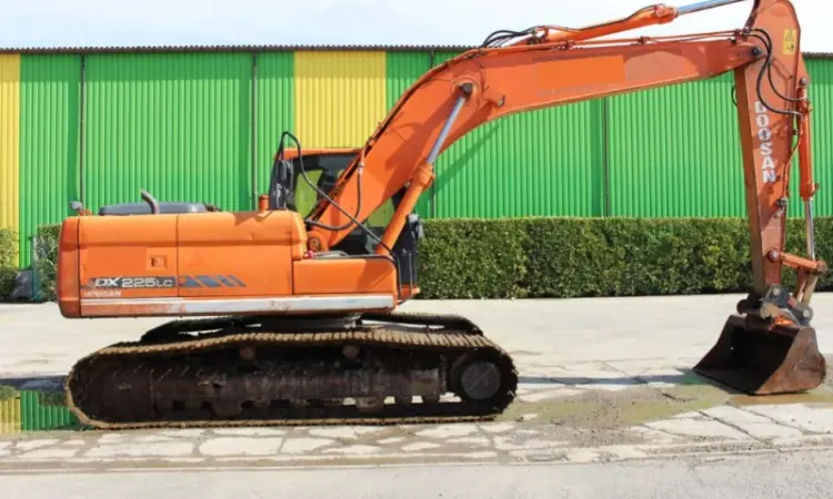 Гусеничный экскаватор Doosan DX 225 LC. Гусеничный экскаватор Doosan - фото № 3