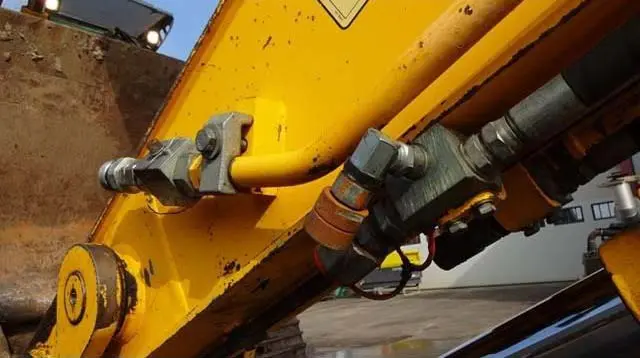 Гусеничный экскаватор JCB. Гусеничный экскаватор JCB JS 220LC - фото № 2