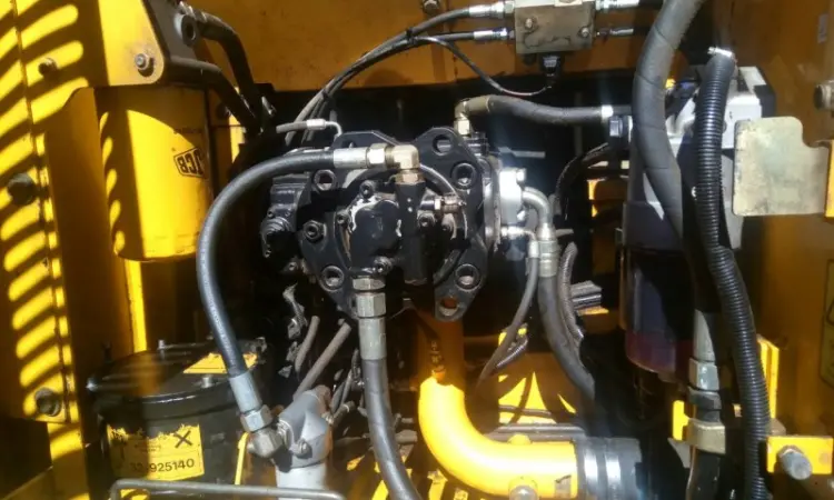 Гусеничный экскаватор JCB JS 220 LC. Гусеничный экскаватор - фото № 2