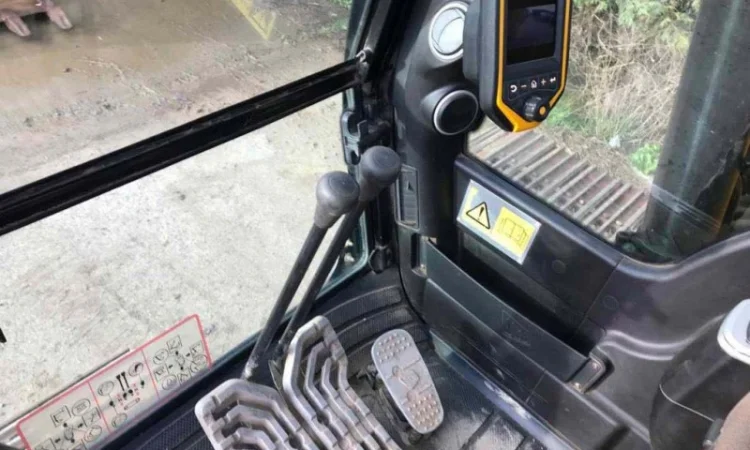 Гусеничный экскаватор JCB JS 145 LC. Экскаватор б/у. Первый владелец - фото № 7