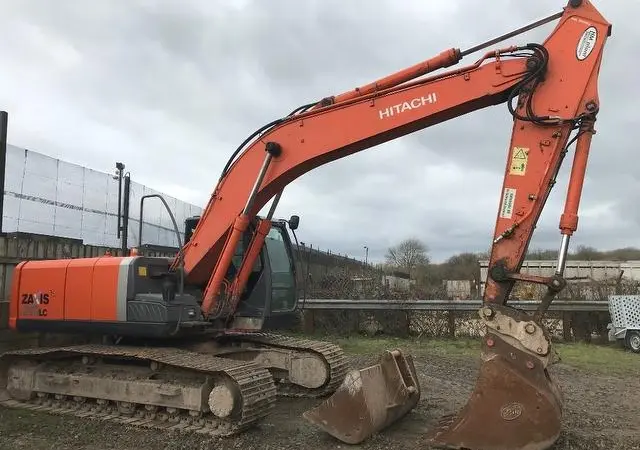 Гусеничный экскаватор Hitachi ZX210LC-3. Строительная техника б/у - фото № 1