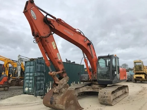 Гусеничный экскаватор Hitachi ZX210LC-3. Строительная техника б/у - фото № 1