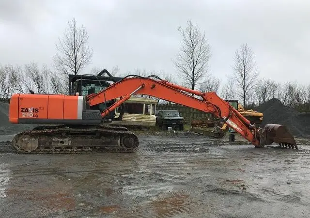 Гусеничный экскаватор Hitachi Zaxis 210LC-3. Гусеничный экскаватор б/у - фото № 1