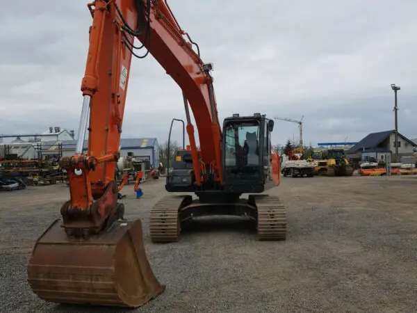 Спецтехника. Гусеничный экскаватор Hitachi Zaxis 210 LC-3 - фото № 1