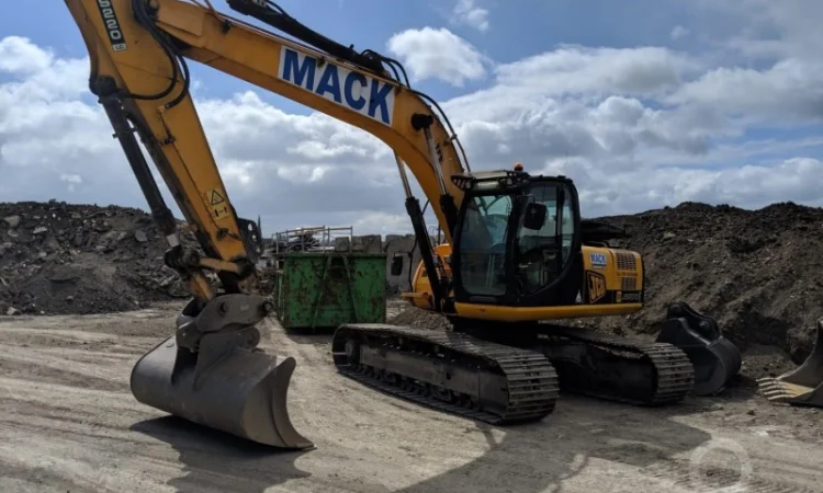 Гусеничный экскаватор JCB JS220 LC. Строительная техника б/у - фото № 1