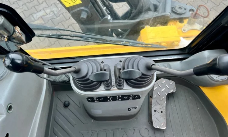 Екскаватор - навантажувач Volvo BL 71 - 2004 рік - фото № 12