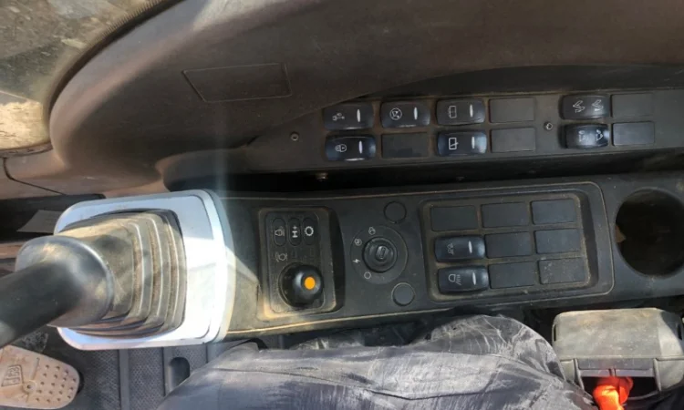 Гусеничный экскаватор JCB JS220LC На складе в Киеве - фото № 10