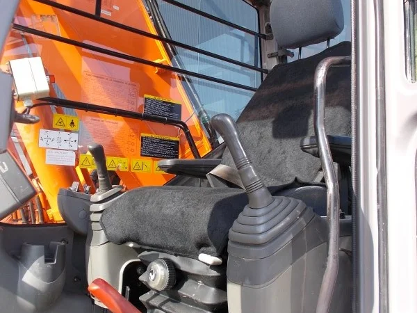 Hitachi ZX225USlc экскаватор на гусеничном - фото № 3