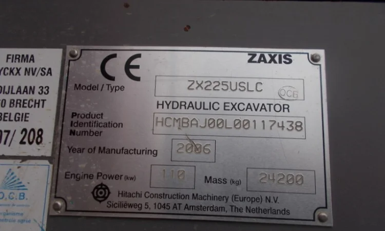 Hitachi ZX225USlc экскаватор на гусеничном - фото № 4