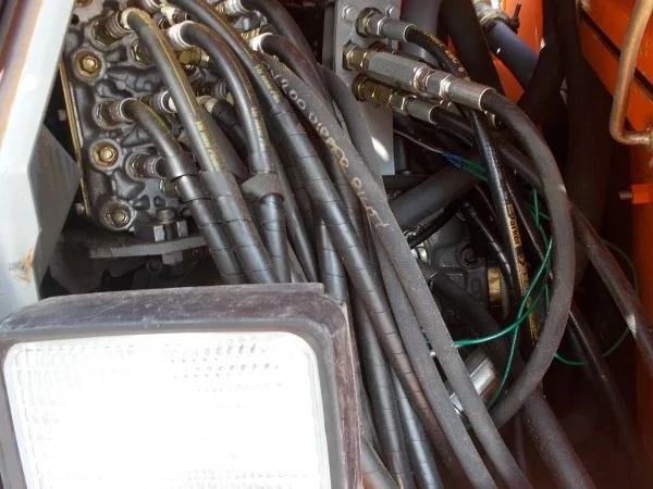 Hitachi ZX225USlc экскаватор на гусеничном - фото № 8